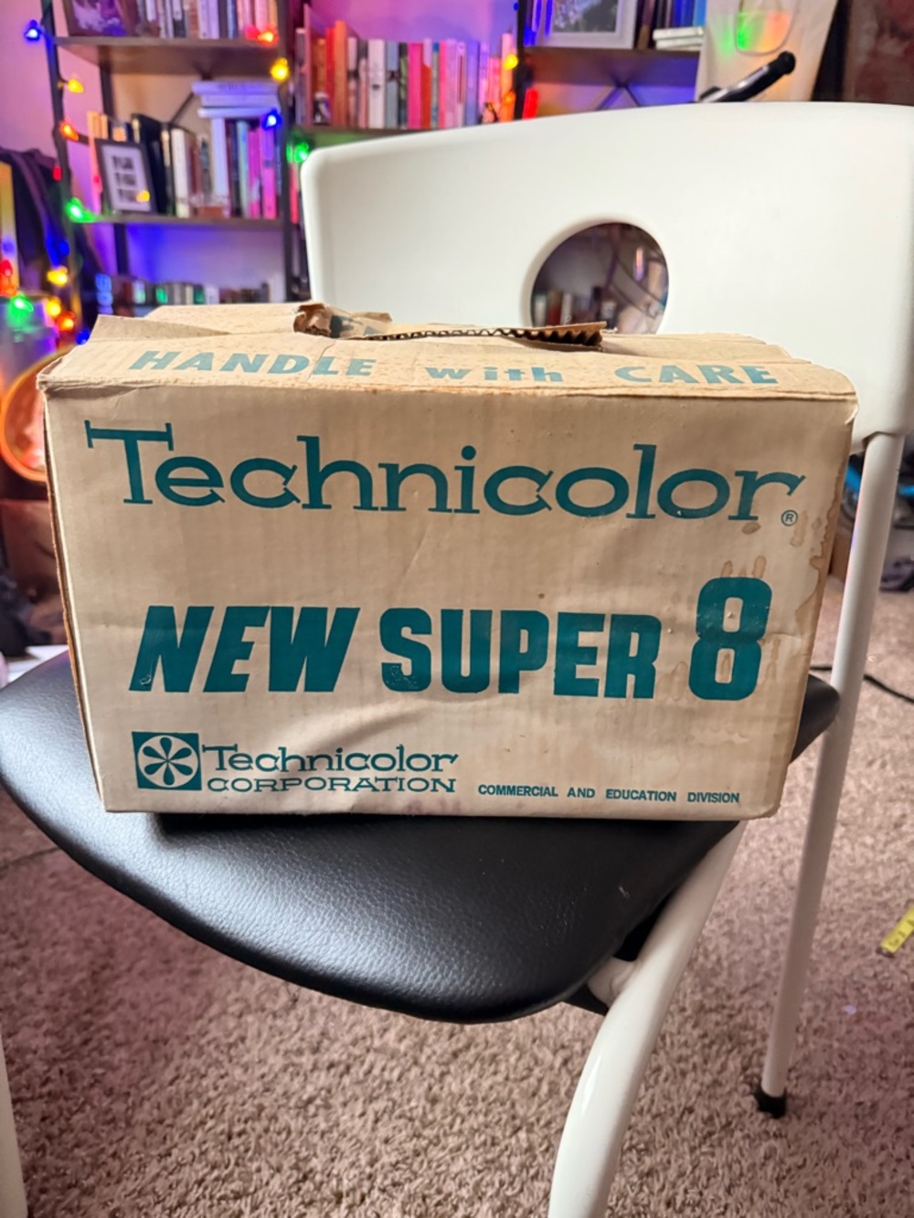 Vintage Technicolor Deluxe 580 Super 8 Projector for Home Film Viewing - Picture 2 of 16